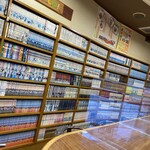 風風ラーメン - 店内に並ぶ豊富な漫画棚