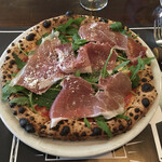 Pizzeria CROCCHIO - プロシュットとルッコラのピッツァ (トマトソースベース)