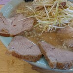 ラーメンショップ椿 - チャーシュー達を左から〜