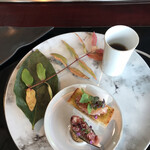 Omotesando Ukai Tei - ステーキランチ厳選サーロイン １４５２０円。ブリオッシュと鰹タルタル、海老真薯、舞茸のコンソメ。秋らしく、食欲に火がつくオードブルです（╹◡╹）