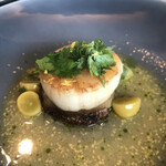 表参道うかい亭 - ステーキランチ厳選サーロイン １４５２０円。肉厚ホタテを絶妙な火加減で仕上げています。干し貝柱の出汁とマスタードのソースも絶品です（╹◡╹）（╹◡╹）