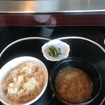 表参道うかい亭 - ステーキランチ厳選サーロイン １４５２０円。ガーリックライス、とろろ昆布のお味噌汁、お漬物。丁寧な調理のガーリックライスです（╹◡╹）