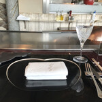 表参道うかい亭 - サンペリグリーノとカウンター。