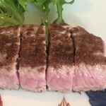 Omotesando Ukai Tei - ステーキランチ厳選サーロイン １４５２０円。厳選牛サーロイン。適度な歯応えがありながら、とろける食感でもあり、とーっても美味しかったです（╹◡╹）（╹◡╹）