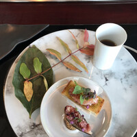 表参道うかい亭 - ステーキランチ厳選サーロイン １４５２０円。ブリオッシュと鰹タルタル、海老真薯、舞茸のコンソメ。秋らしく、食欲に火がつくオードブルです（╹◡╹）