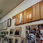 金田家 - 壁のメニューなど