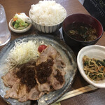 家庭料理居酒屋 よってって - ♪豚肉のオニオンソース定食 ¥500