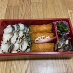 球弁 - 東尾修弁当梅さば寿司と梅いなり（中身）