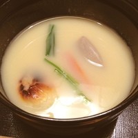 祇園 たに本 - 白味噌仕立のお椀
                    丸の焼き餅が入ってます