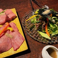 黒毛和牛焼肉 虎斑 北新地店 - ⚪︎チョレギサラダ
                      ⚪︎タン2種類
                      薄切り　厚切り