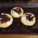 織田島酒店 - イナゴのチーズカナッペ
