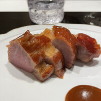 わさ - 焼豚は、手前にツケダレがあり、味変可能