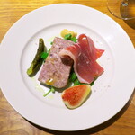 ウブリエ - 自家製パテドカンパーニュ、パルマ産生ハム、ルッコラ、いちじく（前菜2）