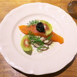 ウブリエ - 自家製スモークサーモンとマッシュルーム、キャビア、レインボーキウイ（前菜1）