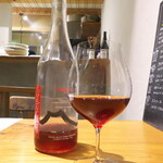 ウブリエ - グラスワイン「ススカール」（￥950）。シチリア産、梅やラズベリーを思わせる香りと紹介される
