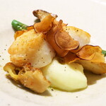 ウブリエ - 一転してシンプルな薄味へ。パリパリとした芋チップスの意外性、しめじとエリンギで季節も香る