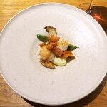 ウブリエ - 帆立のポワレ、じゃがいものピュレ、さつまいものチップス、きのこ、いんげん（前菜3）