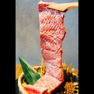 Explode with the charm of carefully selected high-quality Wagyu beef triangular ribs [King Kalbi]