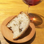 ウブリエ - 魚介料理のタイミングで供されるパン。胚芽入りのサワー系、カンパーニュかな