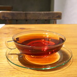 ウブリエ - カメラの錯覚ではなく、驚くほど平たいティーカップ。紅茶の香りを引き出す効果がありそう