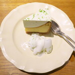 ウブリエ - ライムピールのベイクドチーズケーキ（￥660）。ライム＆ヨーグルトの爽やかなソルベを添えて