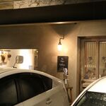 ウブリエ - 入口の様子。店の前に駐車場3台、車の上からカメラを構えて（笑）