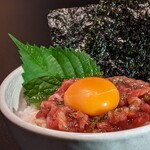 검은 털 일본소의 유케 덮밥