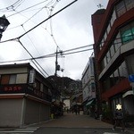 久國紅仙堂 - 箕面駅降りてこの真ん中の道を進んで箕面滝へ、もみじ天ぷらもこの道にて販売♫