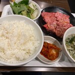 元氣七輪焼肉 牛繁 - 上カルビ定食1440円