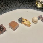 イチリン ハナレ - 2021.9.  山椒ガトーショコラ・紹興酒の生キャラメル・カルキニョーリス・杏仁マカロン・枝付きレーズン