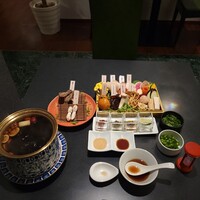 Shangri-La’s secret 表参道店 - 秘伝のブラックスープときのこ8種盛り合わせ＋特選きのこ2種、季節の彩り野菜と豆腐盛り/えびだんご