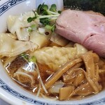 らーめん 稲荷屋 - チャーシューの下にも具材が