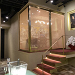 トゥ・ラ・ジョア イズム - 内観