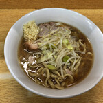 ラーメン二郎 環七新新代田店 - ラーメン 780円　麺半分 ヤサイ少な目にんにく