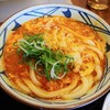 丸亀製麺 - トマたまカレーうどん 並690円　無料のネギと天かす入れてみたｗ