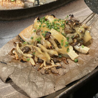 KINKA sushi bar izakaya 渋谷 - ＊ 秋鮭ときのこの朴葉みそ焼き　990円