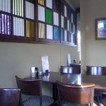 Futaba - 店内テーブル席と、色ガラスがきれいな窓