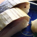 朽木旭屋 - 厚みのある「鯖寿司」アップ