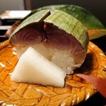 柏屋 大阪千里山 - 鯖寿司。美しいフォルム。