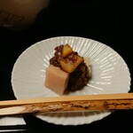 柏屋 大阪千里山 - 菓子:道明寺麩 胡麻麩(両方とも京都麩嘉さんのものをシロップで煮たそうです) 栗甘煮 自家製の粒餡。杉と黒もじのお箸。
