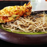 山田うどん食堂 - 天ざるを横から見る。