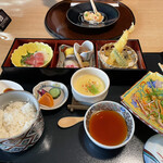 Japanese & Modern Chinese 嵐山 - 彩り遊膳1,500円(1番奥の丸皿はChinese set Aの2品目)