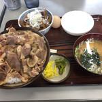 松屋ボート - 牛丼大盛り+もつ煮