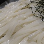 Idumitei - 美味しいうどんは細うどん。店内自家製麺ということで、ピカピカのつるつるでした。