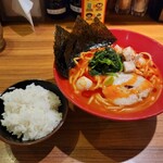 壱角家 - 赤辛家系ラーメン&無料ライス