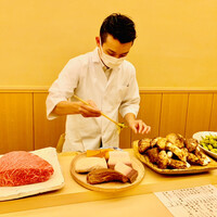 のぐち 継 - ◎『のぐち継』の吉田店長と旬の食材。