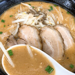 くるまやラーメン - 僕的に完璧な味噌スープ。ニンニクと生姜の絶妙なバランス。直営店ならほぼ安心。FC店はオリジナリティを出してきてるお店もあるので注意！