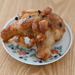 Fried funnel chicken wings with black pepper