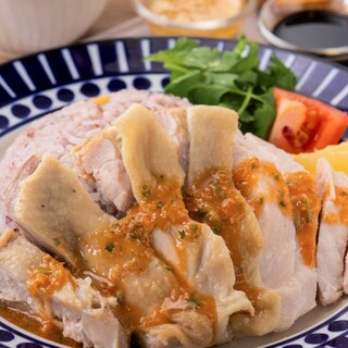 Enjoy “Khao Man Gai” which can be customized with your favorite rice and meat.