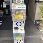 本格手打うどん おか泉 - お店の前にはガチャガチャが。うどんのバッジが当たるそうです。